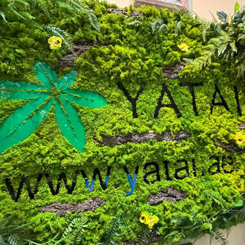 تركيب جداري مخصص من الطحلب للعلامات التجارية للعرض فقط (غير معروض للبيع)