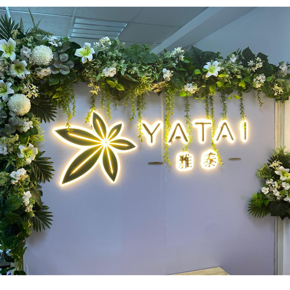 جدار زهور صناعي أنيق بشعار YATAI مضيء للعرض فقط (غير معروض للبيع)