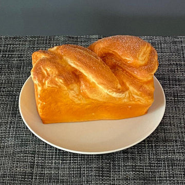 رغيف خبز مجدول صناعي واقعي – طعام مخبوزات زخرفي