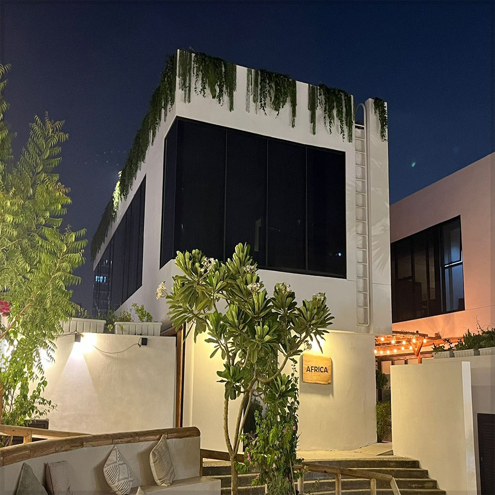 عمارة عصرية بأجواء طبيعية للعرض فقط (غير معروض للبيع)