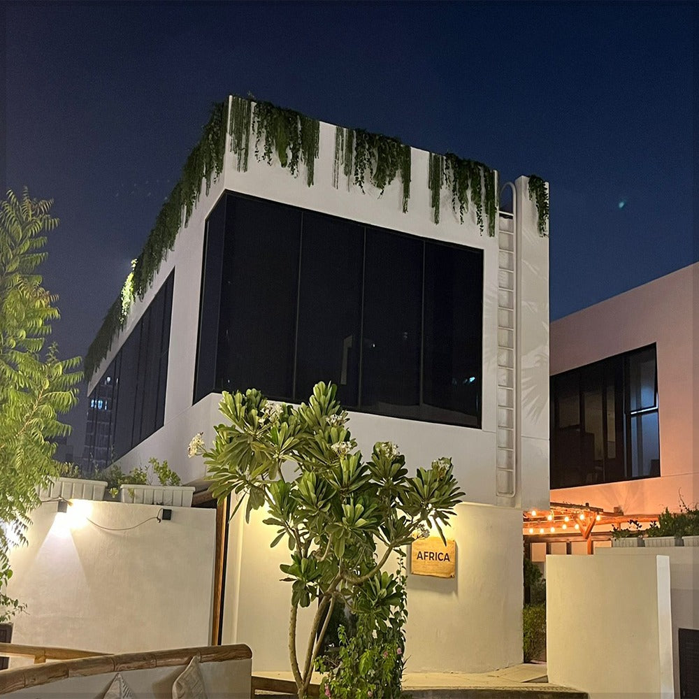 عمارة عصرية بأجواء طبيعية للعرض فقط (غير معروض للبيع)