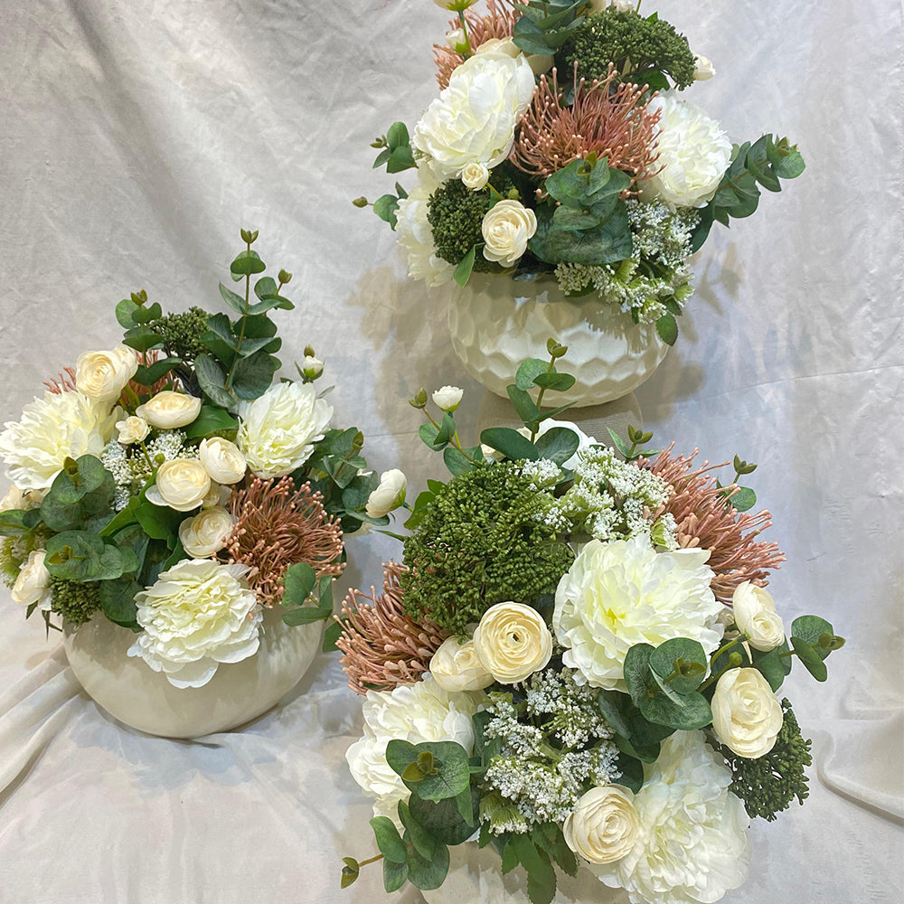 قطعة مركزية فاخرة من الزهور الصناعية للعرض فقط (غير معروض للبيع)