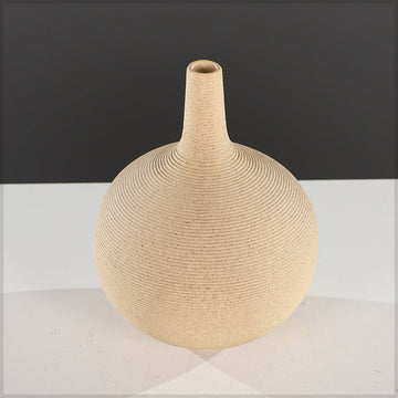 مزهرية بطراز عصري بملمس مخطط
