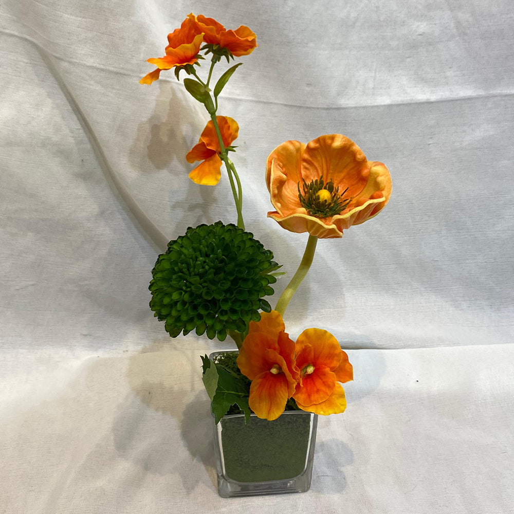 تنسيق زهور استوائية نابض بالحياة للعرض فقط (غير معروض للبيع)