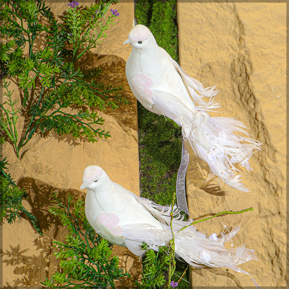 طيور بيضاء زخرفية