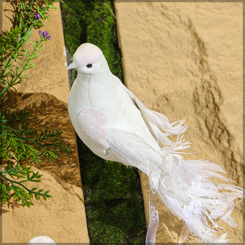 طيور بيضاء زخرفية