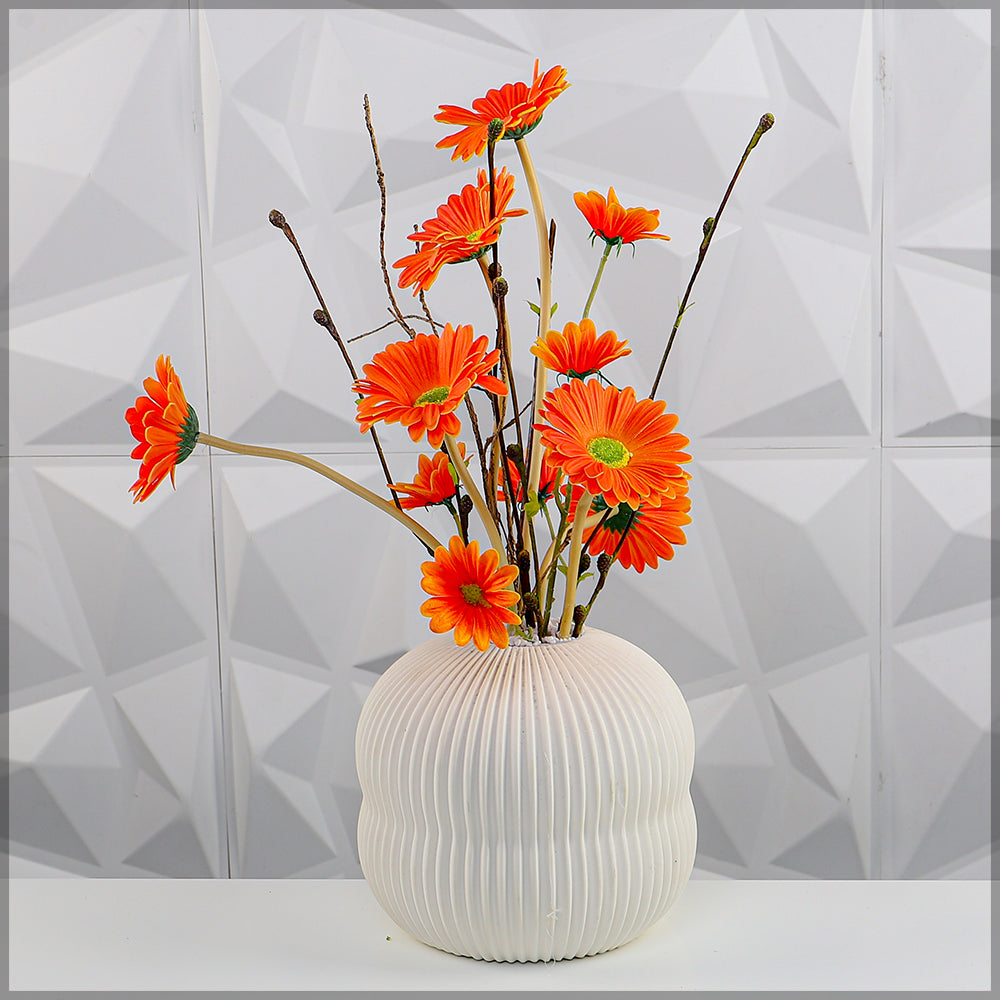 تنسيق زهور بسيط بلون برتقالي مع مزهرية