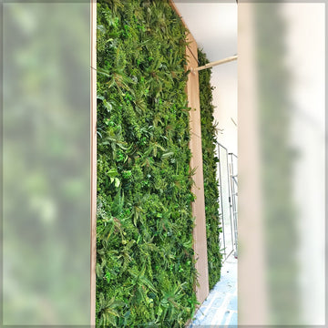 ديكور جداري أخضر بالأوراق الاستوائية للعرض فقط (غير معروض للبيع)